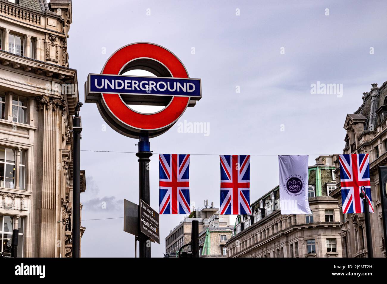 U-Bahn-Station Schild auf Regent Street bereit für die Jubilee Flaggen, genommen 21. Mai 2022. Stockfoto