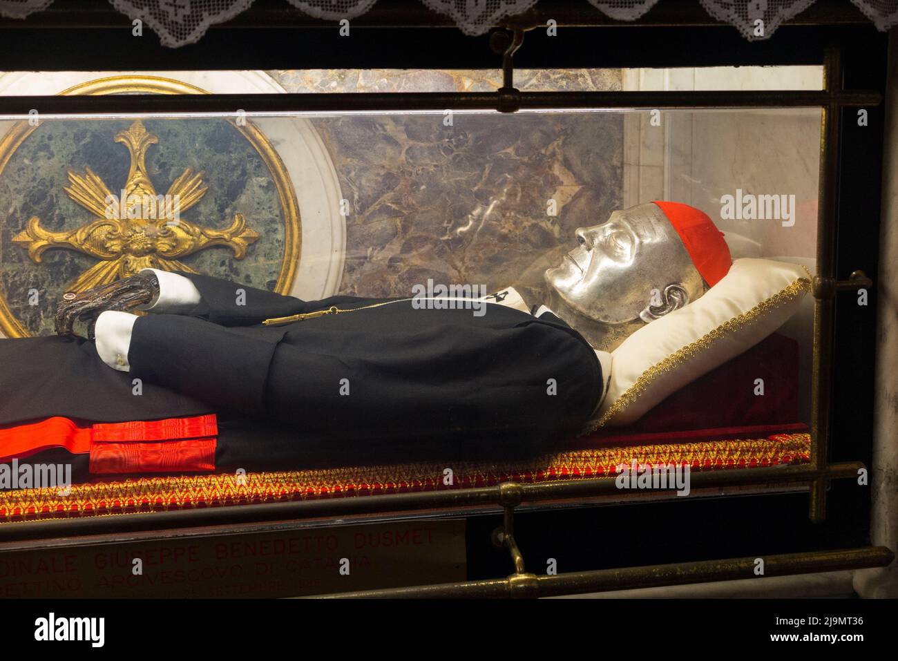 Die Leiche des verstorbenen Mönchs, des seligen Kardinals Giuseppe Benedetto Dusmet, ist jetzt in der Kathedrale von Catania (italienisch: Duomo di Catania; Cattedrale di Sant'Agata) ausgestellt, die dem Heiligen Agatha gewidmet ist. Basilika Cattedrale di Sant'Agata Cattedrale di Sant'Agata. Catania, Sizilien. Italien. (129) Stockfoto