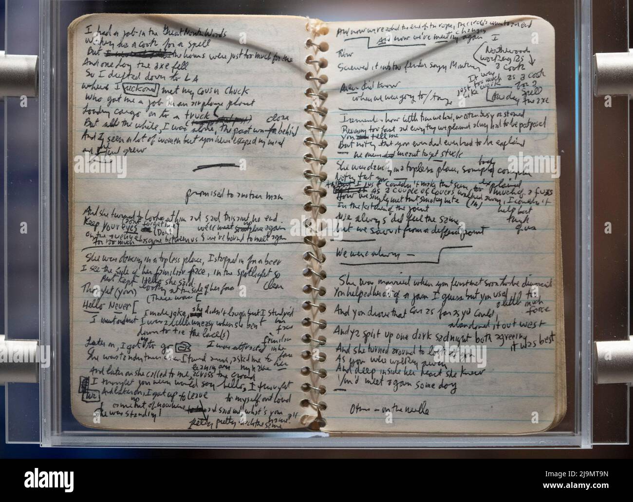 Tulsa, Usa. 09.. Mai 2022. Eine Verbreitung aus einem von drei kleinen, spiralgebundenen Notizbüchern, die Bob Dylan 1974 für den Entwurf von Texten für das Album 'Blood on the Tracks' verwendete, ist Teil einer Präsentation über die Entstehung des bahnbrechenden Albums am 9. Mai 2022 im Bob Dylan Center in Tulsa, Oklahoma. (Foto von Jeff Wheeler/Minneapolis Star Tribune/TNS/Sipa USA) Quelle: SIPA USA/Alamy Live News Stockfoto