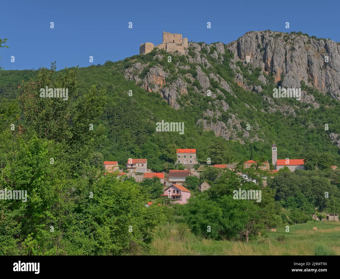 Festung Prozor direkt über der Stadt Vrlika in Kroatien Stockfoto