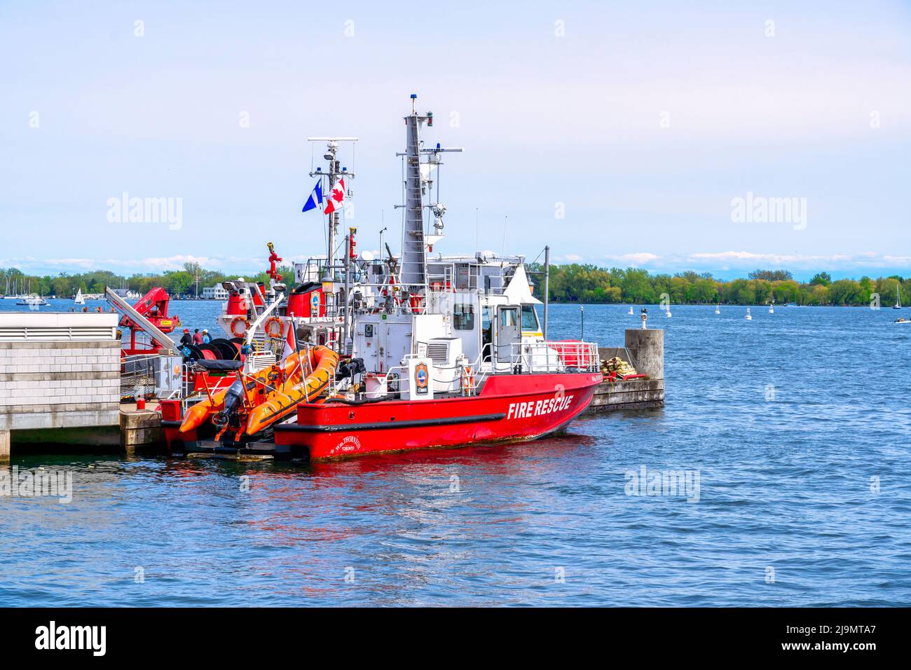 An der Uferpromenade der Stadt liegt ein Feuerwehrboot. Das Wasserfahrzeug dient Zwischenfällen im Lake Ontario Stockfoto