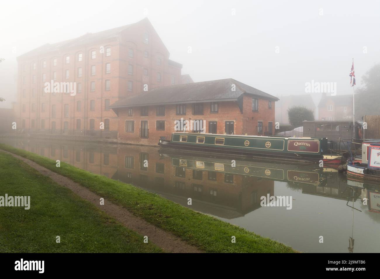 Nebliger Morgen auf dem Grand Union Canal im Dorf Blisworth in Northamptonshire, aufgenommen am 9.. Oktober 2021. Stockfoto