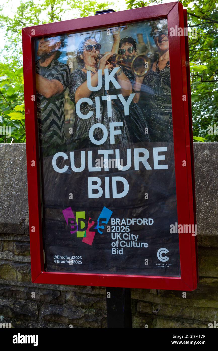 Ein Plakat, auf dem Bradfords Bewerbung für die britische Kulturstadt 2025 gefördert wird. Das Plakat befindet sich vor der Baildon Station und ist dort das Auge der Pendler zu fangen. Stockfoto
