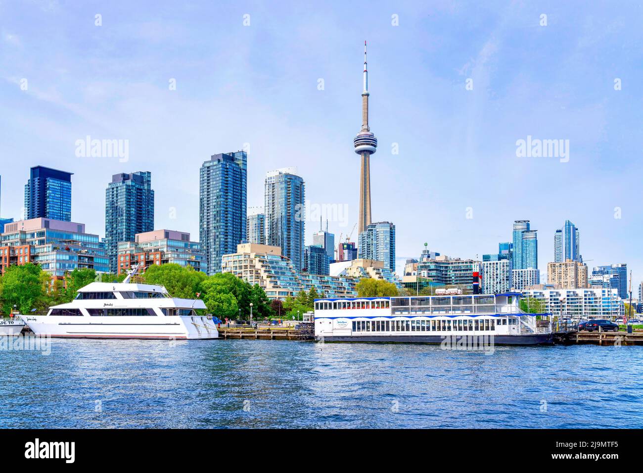 Skyline und Stadtbild tagsüber. Die Bilder zeigen Yachten, die in Lake Ontario und dem CN Tower festgemacht sind Stockfoto