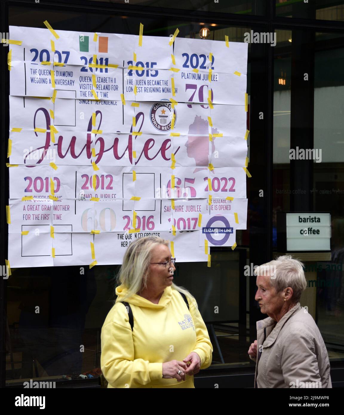 Manchester, Großbritannien, 24.. Mai 2022. Eine Zeitleiste mit der Regierungszeit der Königin im Fenster einer Lloyd's Bank und eines Cafés im Zentrum von Manchester, Großbritannien. Text und Bilder auf den Papierblättern auf der rechten Seite ermöglichen es jemandem, diese auf dem Fenster zu malen. Im Jahr 2022 wird Ihre Majestät die Königin der erste britische Monarch, der nach 70 Jahren seines Dienstes ein Platin-Jubiläum feiert. Quelle: Terry Waller/Alam Stockfoto Manchester, Großbritannien, 24.. Mai 2022. Eine Zeitleiste mit der Regierungszeit der Königin im Fenster einer Lloyd's Bank und eines Cafés im Zentrum von Manchester, Großbritannien. Text und Bilder auf den Papierblättern auf der rechten Seite ermöglichen es jemandem, diese auf dem Fenster zu malen. Im Jahr 2022 wird Ihre Majestät die Königin der erste britische Monarch, der nach 70 Jahren seines Dienstes ein Platin-Jubiläum feiert. Quelle: Terry Waller/Alam Stockfoto