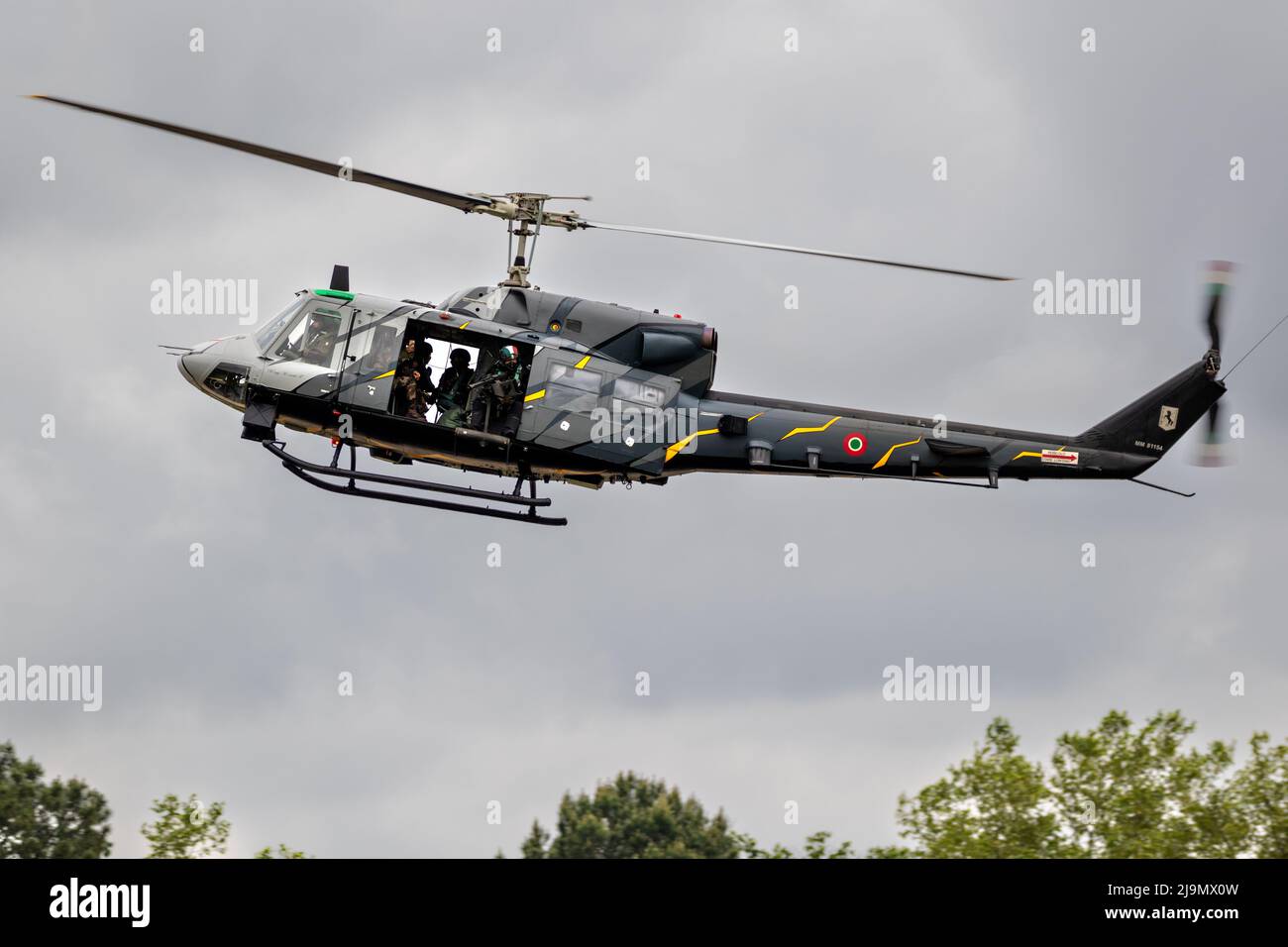 Der Hubschrauber der italienischen Luftwaffe Agusta-Bell 212 Twin Huey fliegt vom Luftwaffenstützpunkt Mont-de-Marshan. Frankreich - 17. Mai 2019 Stockfoto