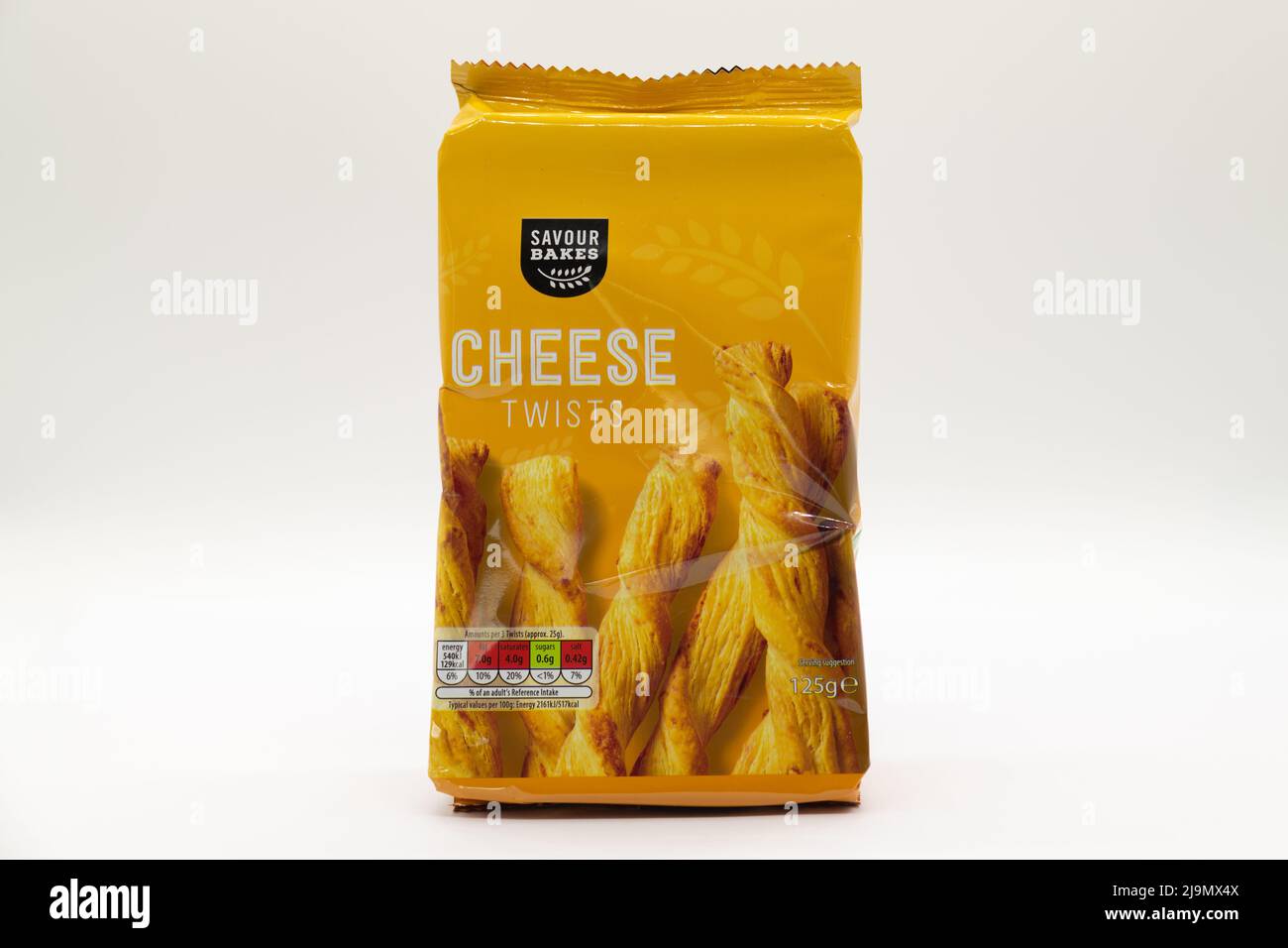 Irvine, Schottland, Großbritannien - 18. Mai 2022: Genießen Sie Bakes Cheese Twists Gebäck der Marke Aldi, das in einer Kunststoffverpackung enthalten ist, die am nicht recyclebar ist Stockfoto