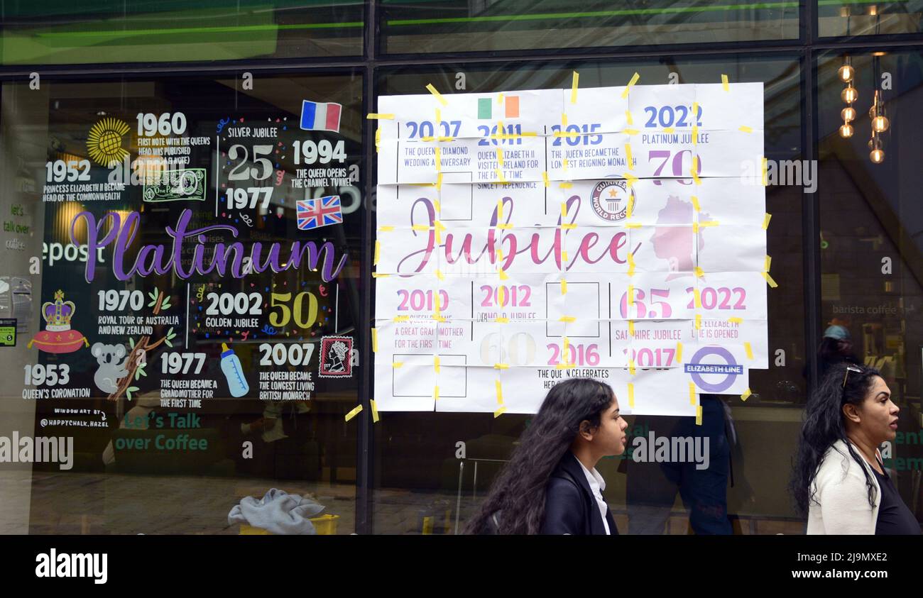 Manchester, Großbritannien, 24.. Mai 2022. Eine Zeitleiste mit der Regierungszeit der Königin im Fenster einer Lloyd's Bank und eines Cafés im Zentrum von Manchester, Großbritannien. Text und Bilder auf den Papierblättern auf der rechten Seite ermöglichen es jemandem, diese auf dem Fenster zu malen, wie links zu sehen. Im Jahr 2022 wird Ihre Majestät die Königin der erste britische Monarch, der nach 70 Jahren seines Dienstes ein Platin-Jubiläum feiert. Quelle: Terry Waller/Alam Stockfoto Manchester, Großbritannien, 24.. Mai 2022. Eine Zeitleiste mit der Regierungszeit der Königin im Fenster einer Lloyd's Bank und eines Cafés im Zentrum von Manchester, Großbritannien. Text und Bilder auf den Papierblättern auf der rechten Seite ermöglichen es jemandem, diese auf dem Fenster zu malen, wie links zu sehen. Im Jahr 2022 wird Ihre Majestät die Königin der erste britische Monarch, der nach 70 Jahren seines Dienstes ein Platin-Jubiläum feiert. Quelle: Terry Waller/Alam Stockfoto