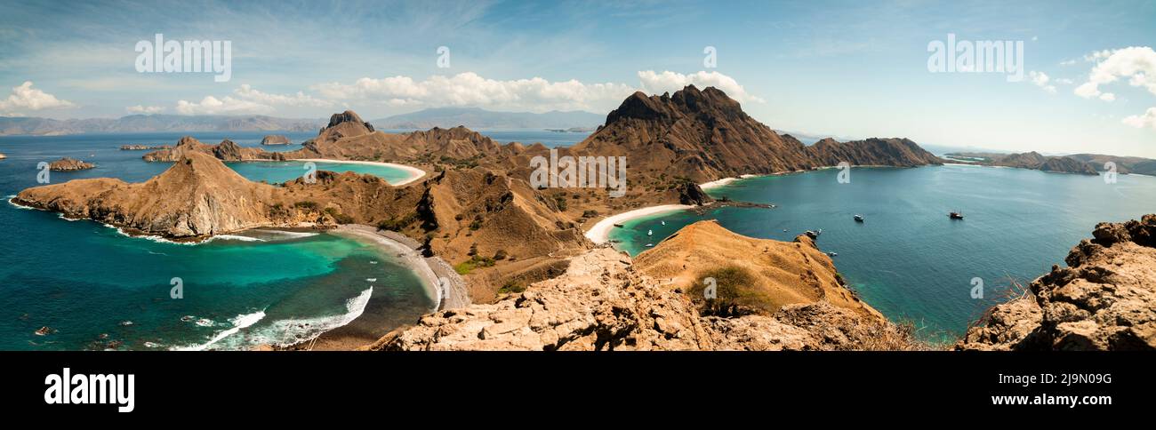Panoramablick auf die Insel Padar und die Strände an einem sonnigen, heißen Tag ist es eine der Komodo-Inseln im Komodo-Nationalpark, in der Nähe von Labuan Bajo, Flores, Stockfoto