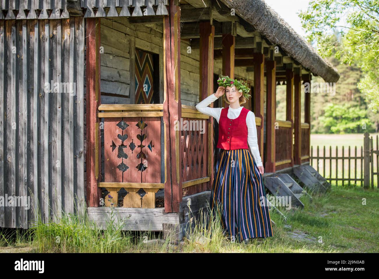 Lettische Frau in traditioneller Kleidung. LIGO Folk. Stockfoto