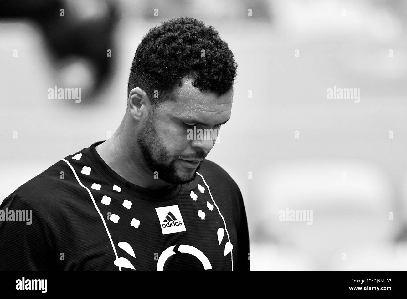 PARIS, Frankreich. 24.. Mai 2022. JO WILFRIED TSONGA aus Frankreich gibt den Ball an CASPER RUUD aus Norwegen während des dritten Tages der French Open 2022, Grand Slam Tennisturnier im Roland-Garros Stadium - Paris Frankreich zurück.Jo Wilfried Tsonga spielte das letzte Spiel seiner Karriere.Casper Rudd gewann: 6:7 7:6 6:2 7:6 (Bildnachweis: © Pierre Stevenin/ZUMA Press Wire) Bildnachweis: ZUMA Press, Inc./Alamy Live News Stockfoto