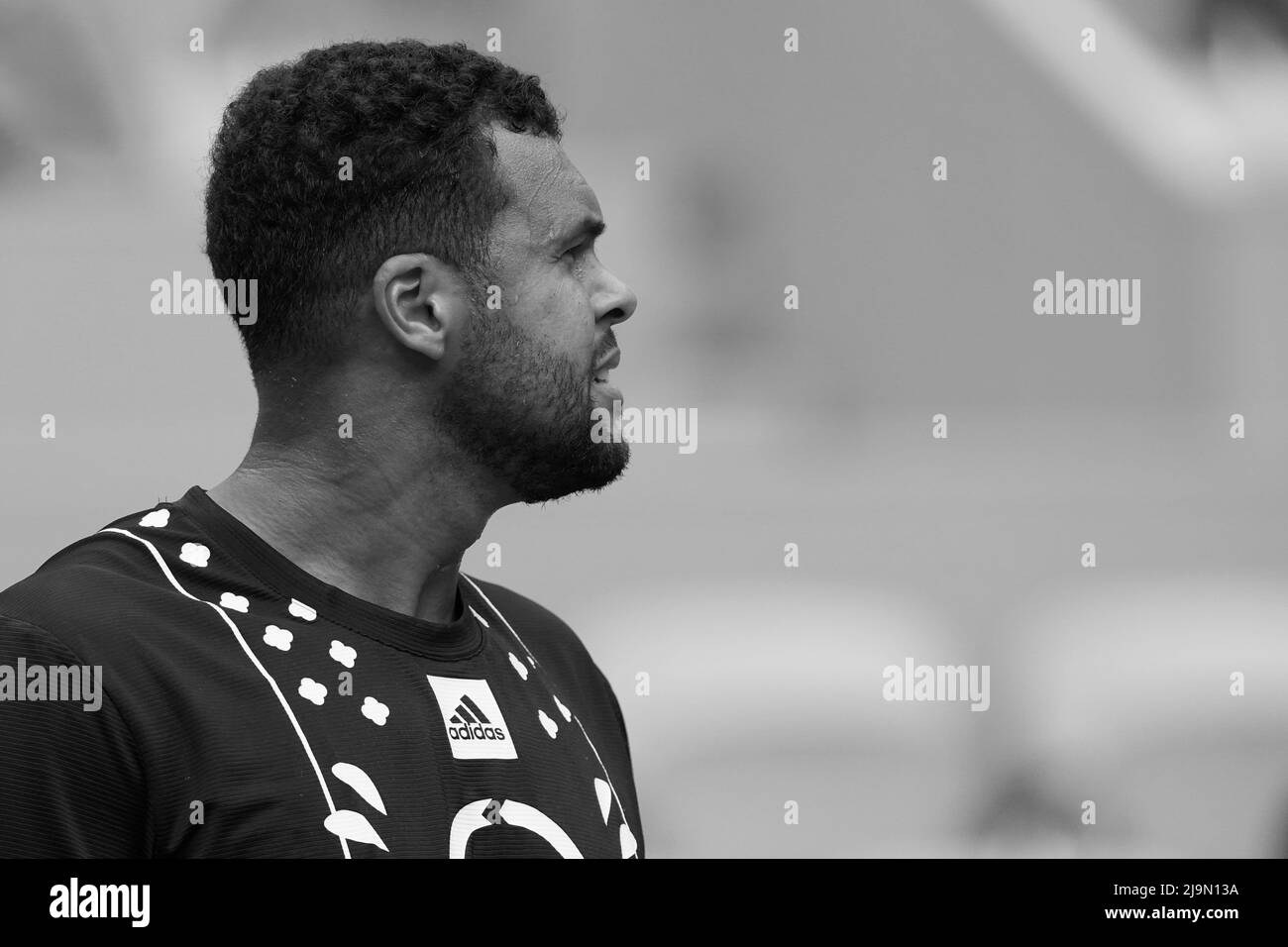 PARIS, Frankreich. 24.. Mai 2022. JO WILFRIED TSONGA aus Frankreich gibt den Ball an CASPER RUUD aus Norwegen während des dritten Tages der French Open 2022, Grand Slam Tennisturnier im Roland-Garros Stadium - Paris Frankreich zurück.Jo Wilfried Tsonga spielte das letzte Spiel seiner Karriere.Casper Rudd gewann: 6:7 7:6 6:2 7:6 (Bildnachweis: © Pierre Stevenin/ZUMA Press Wire) Bildnachweis: ZUMA Press, Inc./Alamy Live News Stockfoto