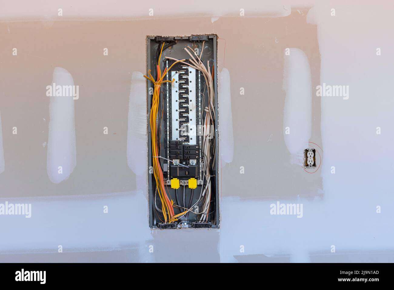 Neue Baustelle mit Schalttafenspannung und Leistungsschaltern elektrisch Stockfoto