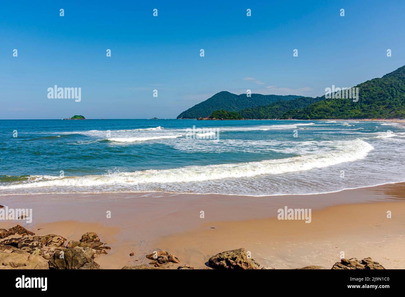 Panoramabild des paradiesischen Strandes mit der Begegnung der Berge und des Regenwaldes mit dem Meer in Bertioga im Bundesstaat São Paulo, Brasilien Stockfoto