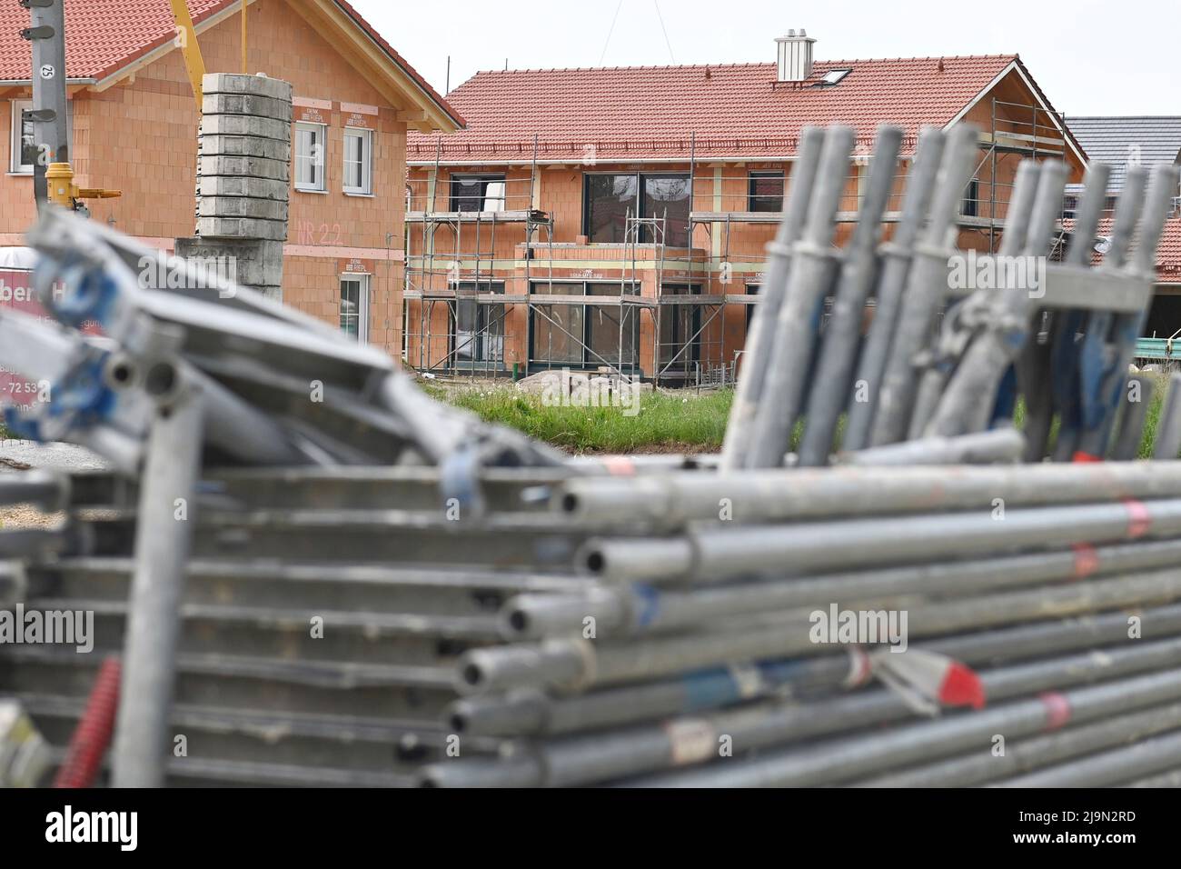 Hohenlinden, Deutschland. 23.. Mai 2022. Hausbau, Einfamilienhaus, Rohbau, Gerüst, Baustelle, Neubaugebiet, Bauwirtschaft, Neubau in Baden Württemberg im Landkreis Böblingen Gebäude, Immobilien, Neubau, Doppelhaushälfte, Doppelhaushälfte, Baustelle, Neubau. Wohnbau, Mietwohnung, Miete, Bauboom, Miethaus, Bau, Bau, Bau, Immobilien, Immobilien, Bau, Baustelle. Kredit: dpa/Alamy Live Nachrichten Stockfoto