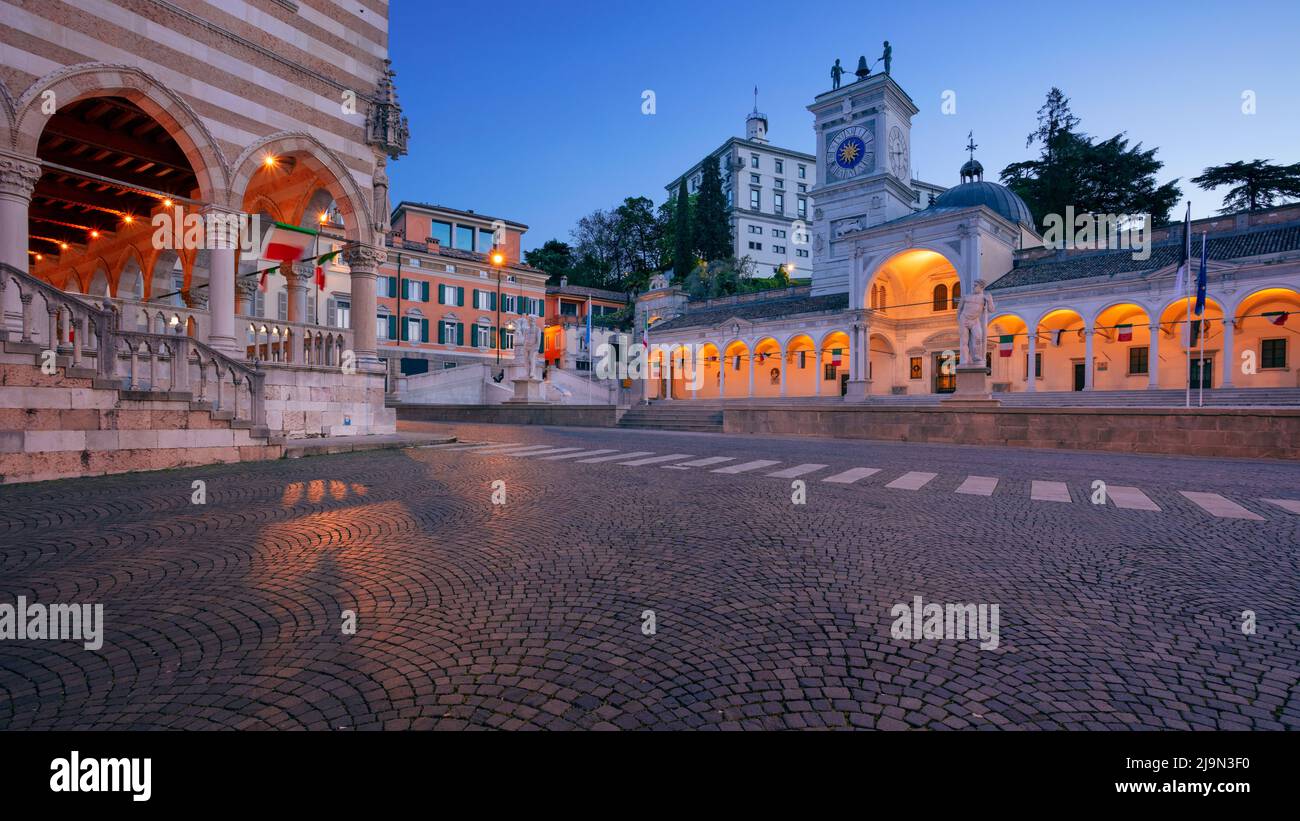Udine, Italien. Stadtbild der Innenstadt von Udine, Italien mit Stadtplatz bei Sonnenaufgang. Stockfoto