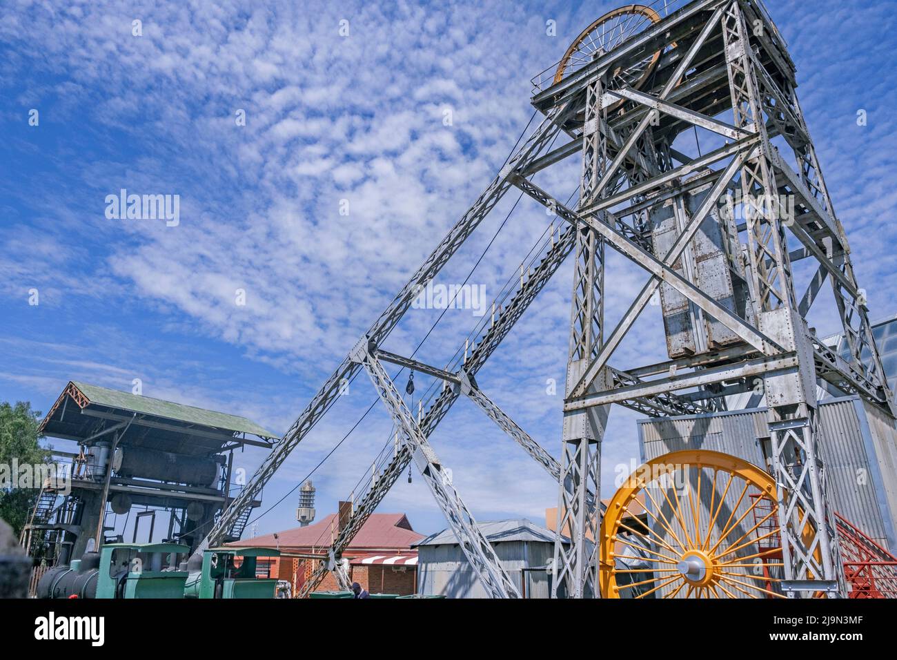 Kopfgestell/Windturm/Hebevorrichtung des Big Hole and Open Mine Museum in Kimberley, Frances Baard, Provinz Nordkap, Südafrika Stockfoto