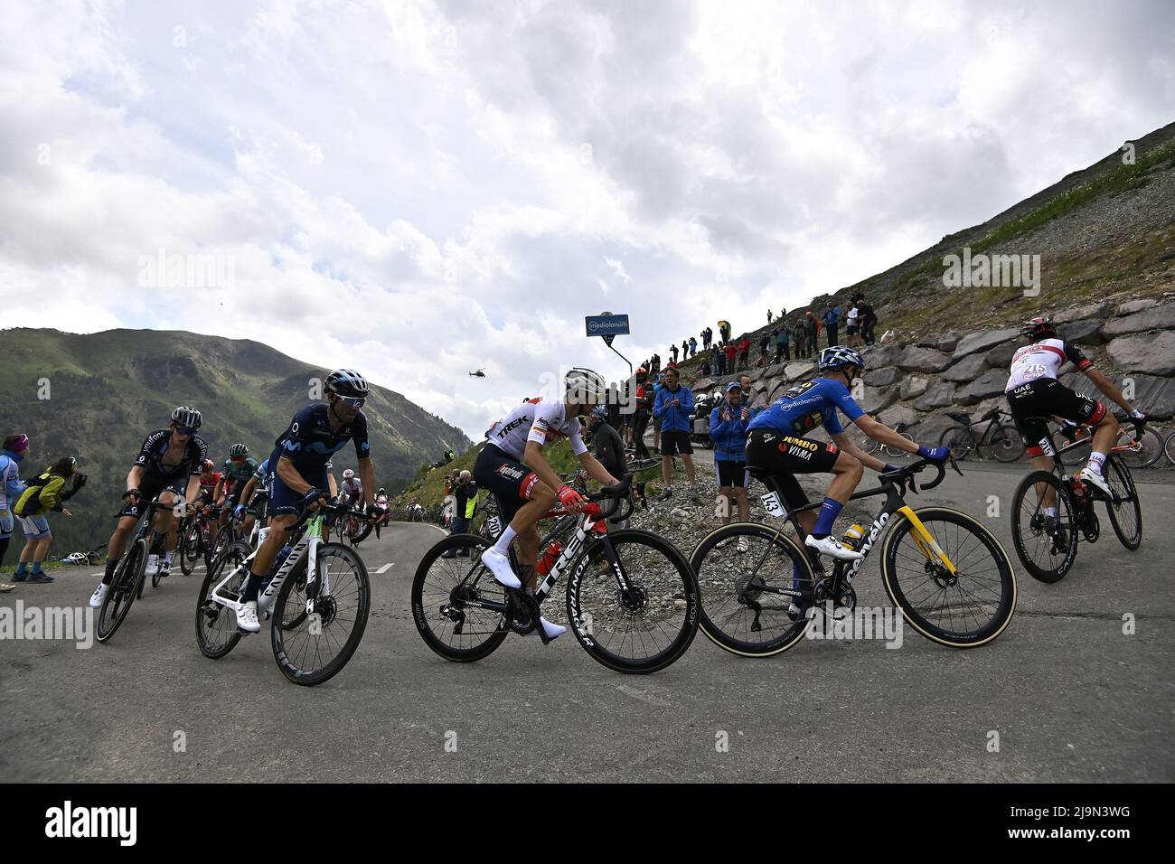 Foto Fabio Ferrari / LaPresse 24 Maggio 2022 Salò, Italia Sport cicismo Giro d'Italia 2022 - edizione 105 - tappa 16 - Salò - Aprica (Sforzato Wine Stage) Nella foto: un momento della gara Foto Fabio Ferrari / LaPresse 24. Mai 2022 Salò, Italien Sport Radfahren Giro d'Italia 2022 - Ausgabe 105. - Etappe 16 - von Salò bis Aprica (Weinbühne Sforzato) im Bild: Während des Rennens/ (Foto: La Presse / PRESSINPHOTO) Stockfoto