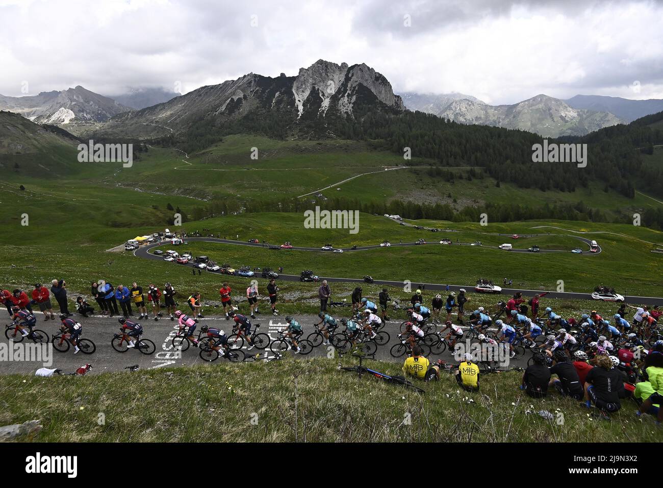 Foto Fabio Ferrari / LaPresse 24 Maggio 2022 Salò, Italia Sport cicismo Giro d'Italia 2022 - edizione 105 - tappa 16 - Salò - Aprica (Sforzato Wine Stage) Nella foto: un momento della gara Foto Fabio Ferrari / LaPresse 24. Mai 2022 Salò, Italien Sport Radfahren Giro d'Italia 2022 - Ausgabe 105. - Etappe 16 - von Salò bis Aprica (Weinbühne Sforzato) im Bild: Während des Rennens/ (Foto: La Presse / PRESSINPHOTO) Stockfoto