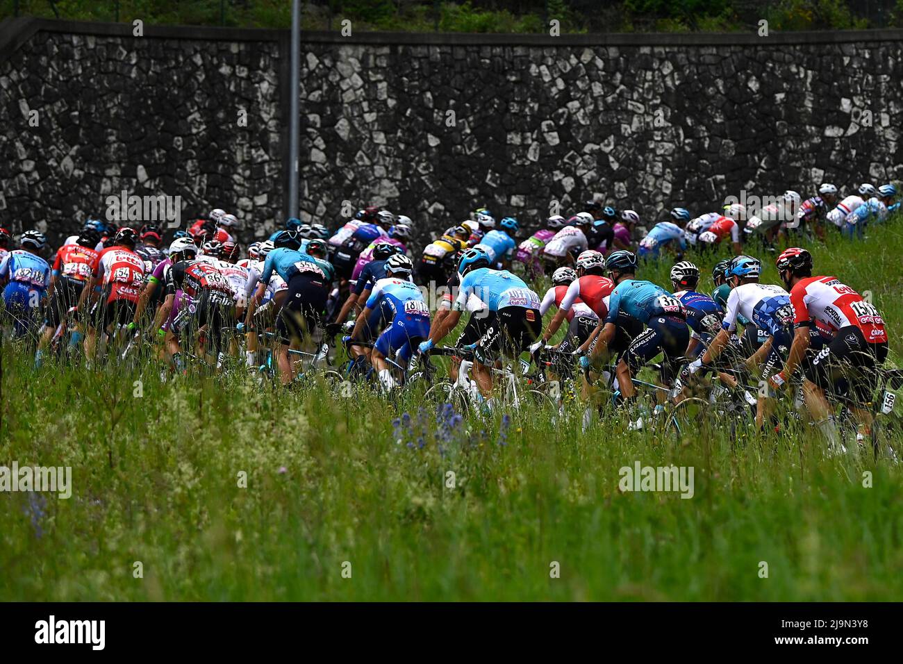 Foto Fabio Ferrari / LaPresse 24 Maggio 2022 Salò, Italia Sport cicismo Giro d'Italia 2022 - edizione 105 - tappa 16 - Salò - Aprica (Sforzato Wine Stage) Nella foto: un momento della gara Foto Fabio Ferrari / LaPresse 24. Mai 2022 Salò, Italien Sport Radfahren Giro d'Italia 2022 - Ausgabe 105. - Etappe 16 - von Salò bis Aprica (Weinbühne Sforzato) im Bild: Während des Rennens/ (Foto: La Presse / PRESSINPHOTO) Stockfoto