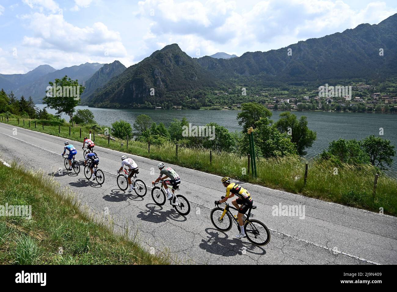 Foto Fabio Ferrari / LaPresse 24 Maggio 2022 Salò, Italia Sport cicismo Giro d'Italia 2022 - edizione 105 - tappa 16 - Salò - Aprica (Sforzato Wine Stage) Nella foto: un momento della gara Foto Fabio Ferrari / LaPresse 24. Mai 2022 Salò, Italien Sport Radfahren Giro d'Italia 2022 - Ausgabe 105. - Etappe 16 - von Salò bis Aprica (Weinbühne Sforzato) im Bild: Während des Rennens/ (Foto: La Presse / PRESSINPHOTO) Stockfoto