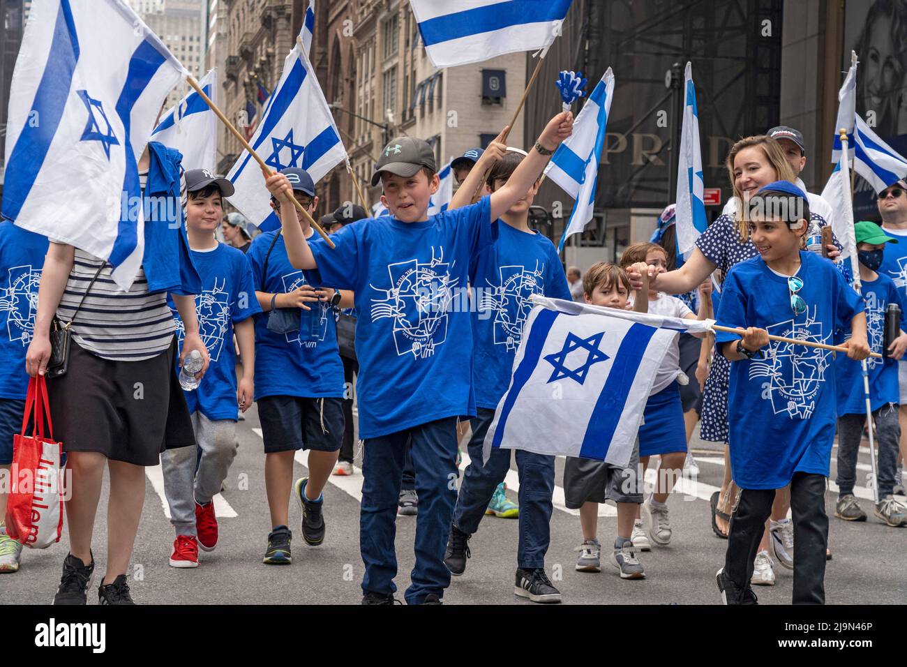 Teilnehmer mit israelischen Flaggen marschieren wรคhrend der Celebrate Celebrate Israel Parade 2025 Dates