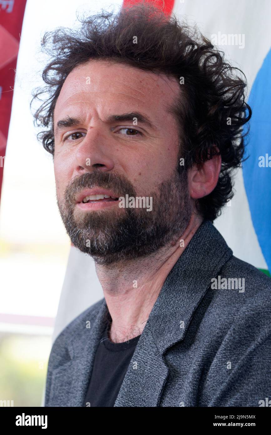 Cannes, Frankreich. 20.. Mai 2022. Cyril Dion nimmt an der Pressekonferenz „Newtopia“ während der jährlichen Filmfestspiele von Cannes am 20. Mai 75. 2022 in Cannes, Frankreich, Teil. Foto: Jaak Moineau/imageSPACE/Sipa USA Kredit: SIPA USA/Alamy Live News Stockfoto