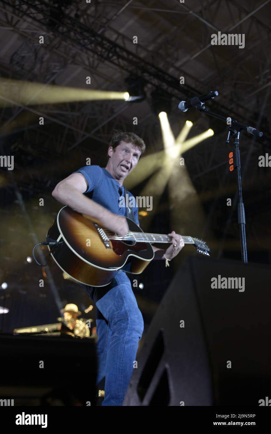 James Blunt trat am 22. Mai 2022 in der Kioene Arena in Padova, Italien, auf. Das Konzert wurde wiederholt wegen Fragen im Zusammenhang mit Covid-19, das ursprünglich für 2020 geplant war, verschoben. 'Once Open a Mind Tour' ist der Titel der Live-Rückkehr der englischen Sängerin, die dank des Hits 'You're Beautiful' international explodierte. James Blunt, ein englischer Sänger, Songwriter, Musiker und Plattenproduzent. Als ehemaliger Aufklärungsoffizier im Rettungsregiment der britischen Armee diente er während des Kosovo-Krieges 1999 unter der NATO. (Foto von Mariano Montella/Pacific Press/Sipa USA) Stockfoto