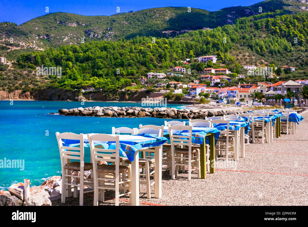 Griechenland Reisen. Typische Fischtaverne (Restaurant) am Meer auf der Insel Skopelos. Sporaden. Griechische Sommerferien und Reiseziele Stockfoto