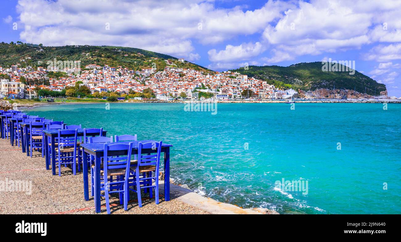 Griechenland Reisen. Typische Fischtaverne (Restaurant) am Meer auf der Insel Skopelos. Sporaden. Griechische Sommerferien und Reiseziele Stockfoto