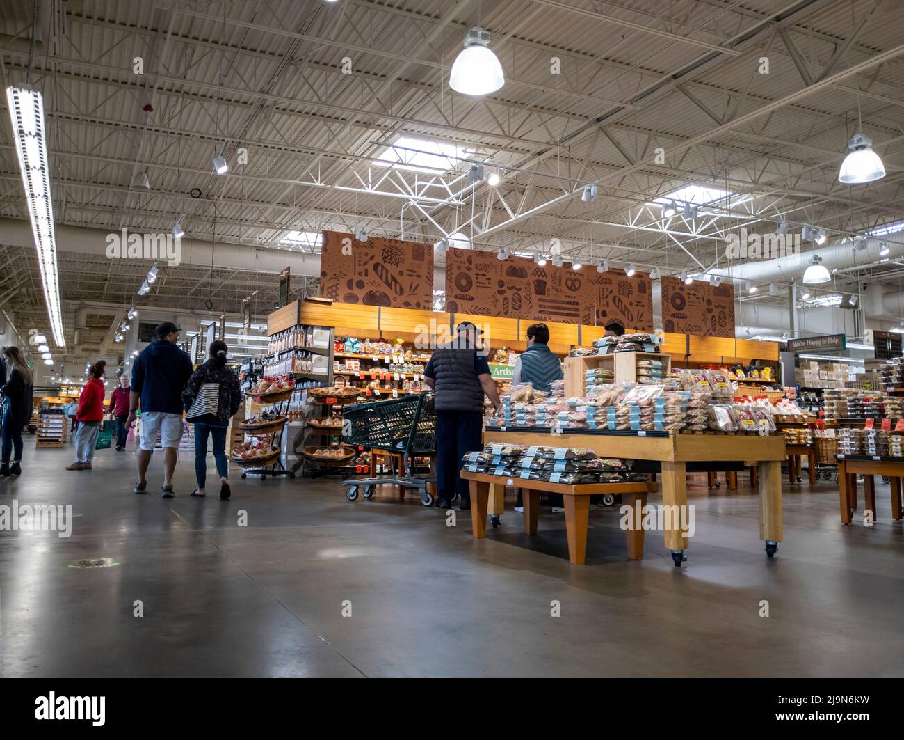 Mill Creek, WA USA - ca. Mai 2022: Ansicht von Menschen, die in der Bäckereiabteilung eines Town and Country Lebensmittelgeschäftes einkaufen. Stockfoto