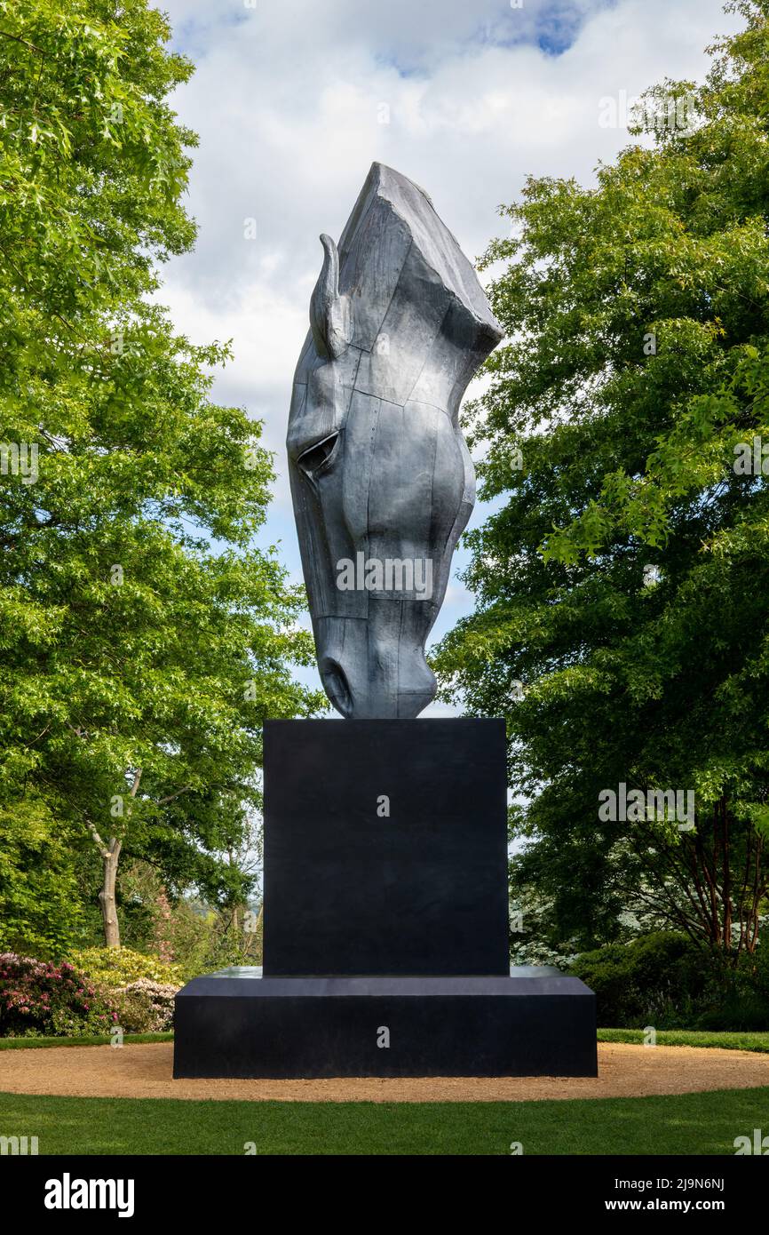 Horse Head Skulptur aus Metall von Nic FiddianGreen auf der RHS Wisley . Mai 2022