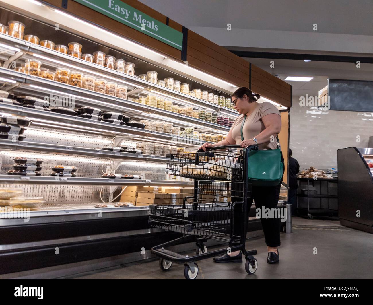 Mill Creek, WA USA - ca. Mai 2022: Blick auf eine Frau, die im Feinkostgeschäft und in einem Lebensmittelgeschäft in Town and Country einkauft. Stockfoto