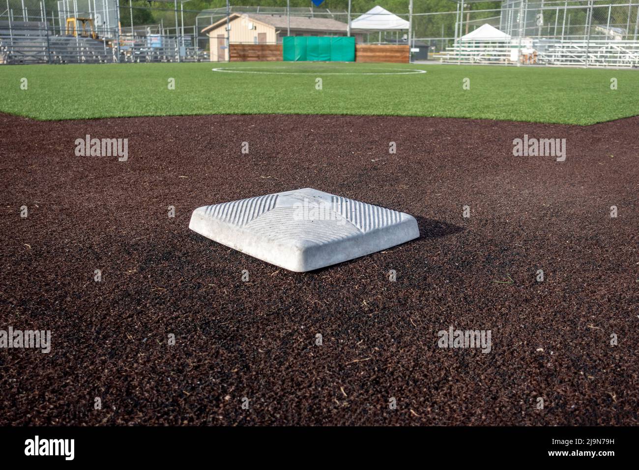 Abgewinkelte Ansicht eines Baseballfeldes an einem hellen, sonnigen Tag Stockfoto