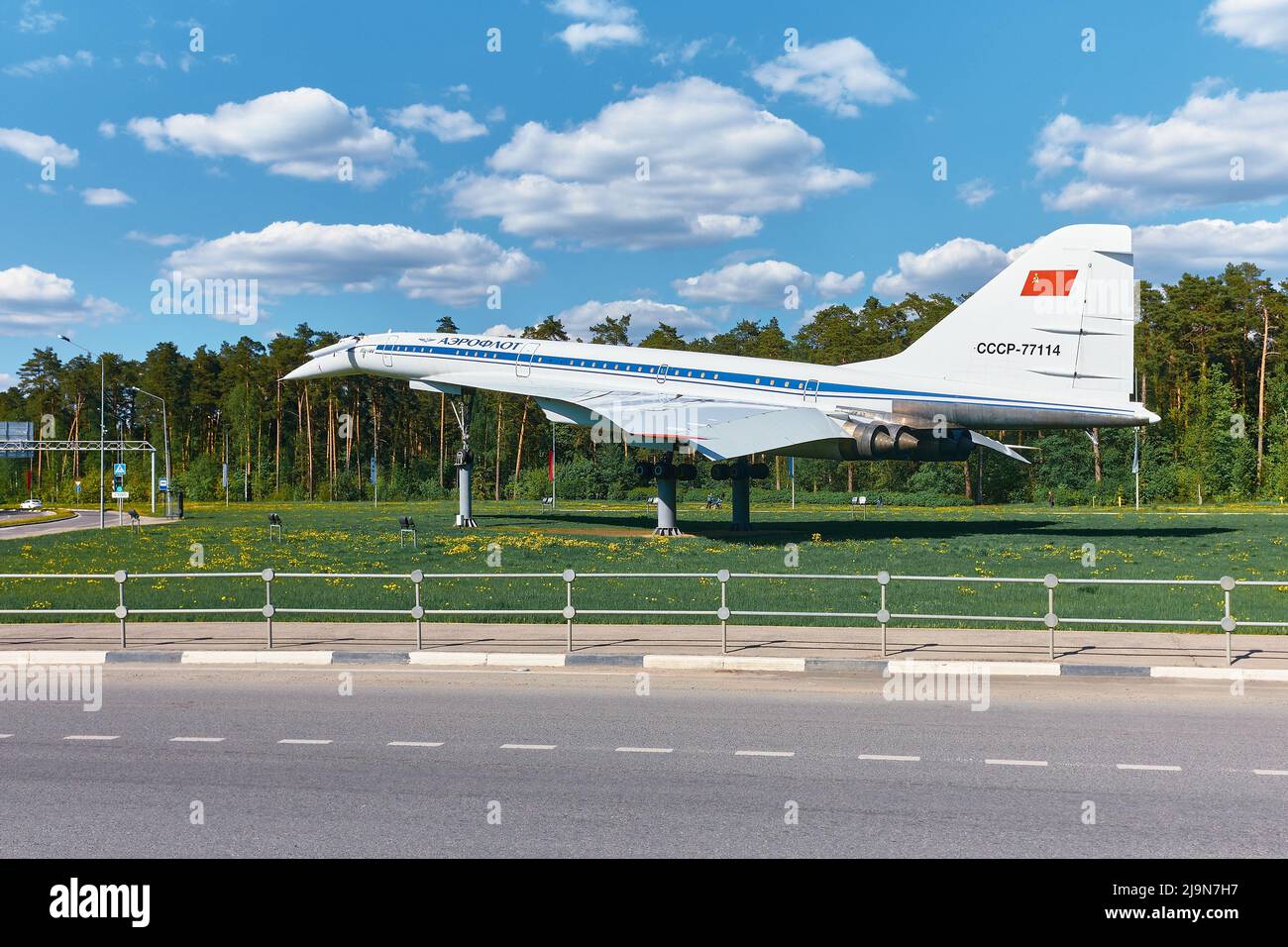 Das Denkmal des Flugzeugs TU-144, das in der Stadt Schukowski in Erinnerung an die Errungenschaften der heimischen Luftfahrtindustrie des 20.. Jahrhunderts installiert wurde Stockfoto