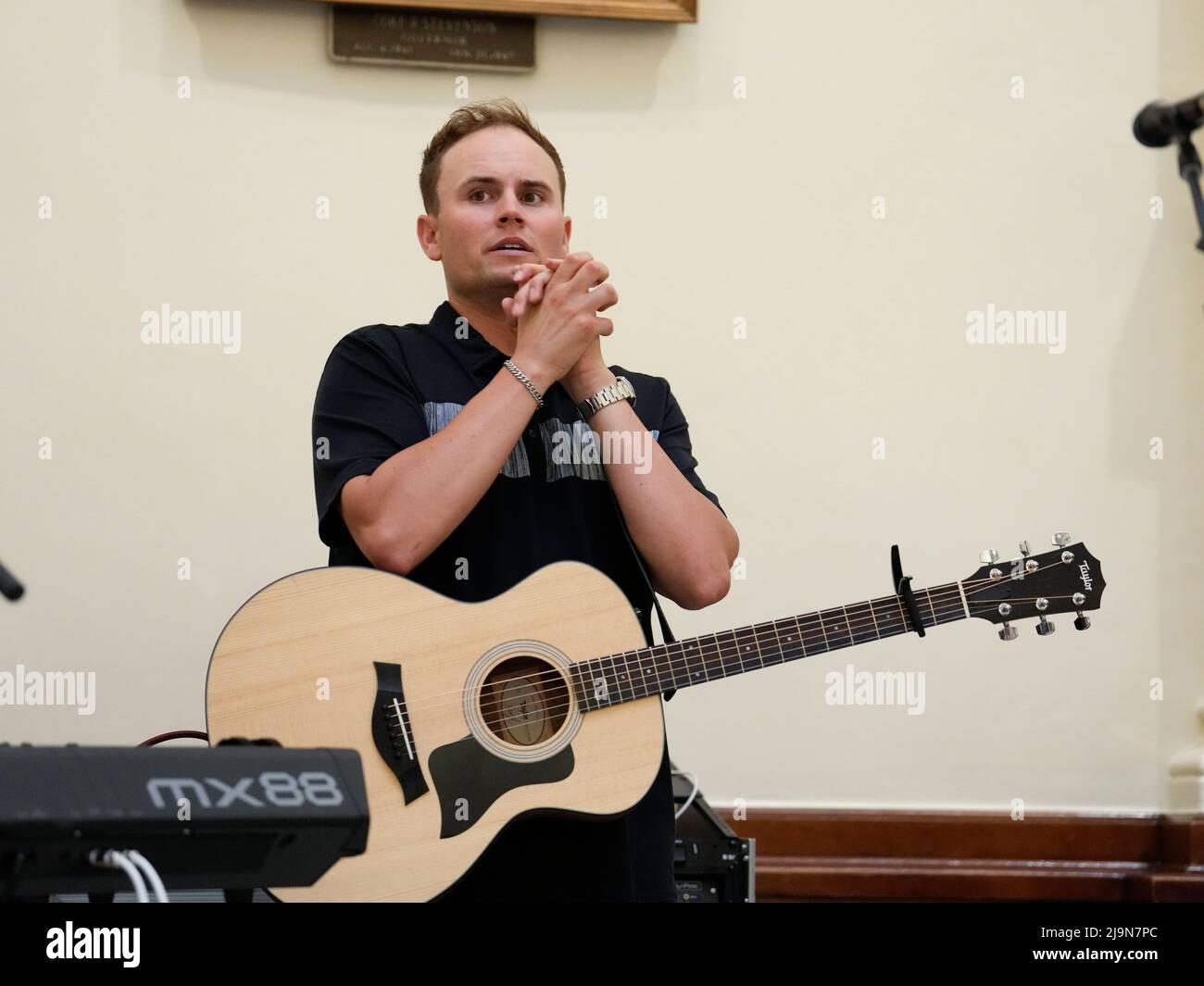 Austin Texas USA, Mai 5 2022: Gitarrist mit christlicher Musikgruppe klatscht während einer einstündigen Feier des National Day of Prayer in der Rotunde des Texas Capitol. Der Nationale Tag des Gebets wurde 1952 als jährlicher Tag der Befolgung am ersten Donnerstag im Mai begonnen, der vom US-Kongress festgelegt wurde und an dem die Menschen aufgefordert werden, sich „im Gebet und in der Meditation an Gott zu wenden“. ©Bob Daemmrich Stockfoto