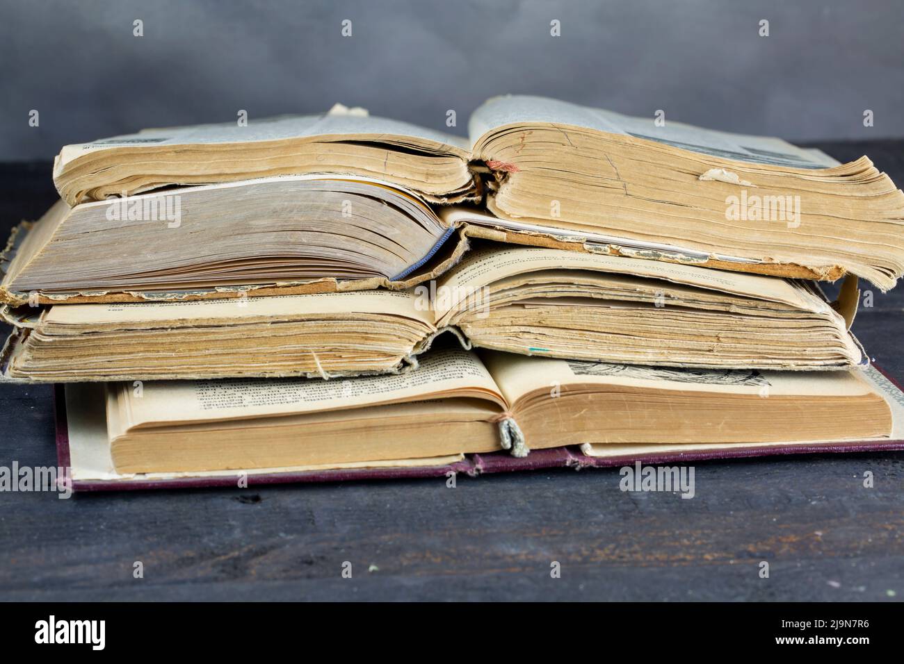Öffnen Sie Bücher auf einem Holztisch. Bildungshintergrund. Zurück zur Schule Stockfoto