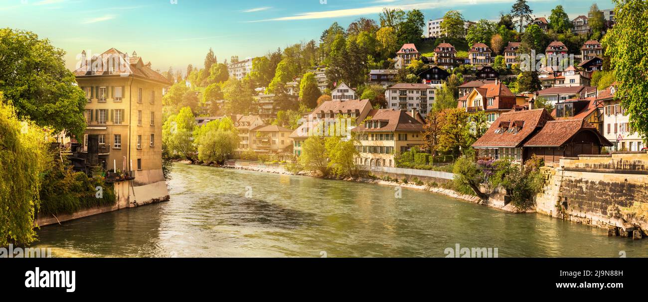 Romantische Straßen und Kanäle der Berner Hauptstadt der Schweiz. Schweizer Reisen und Wahrzeichen Stockfoto