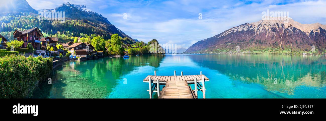 Atemberaubende idyllische Naturkulisse des Brienzer Bergsees. Schweiz, Kanton Bern. Iseltwald Dorf umgeben türkisfarbenes Wasser Stockfoto