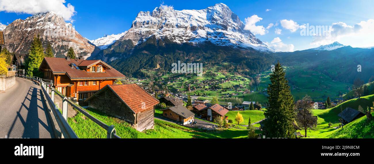 Schweiz Natur und Reisen. Alpine Landschaft. Malerisches traditionelles Bergdorf Grindelwald, umgeben von Schneespitzen der Alpen. Beliebte touristische Desti Stockfoto