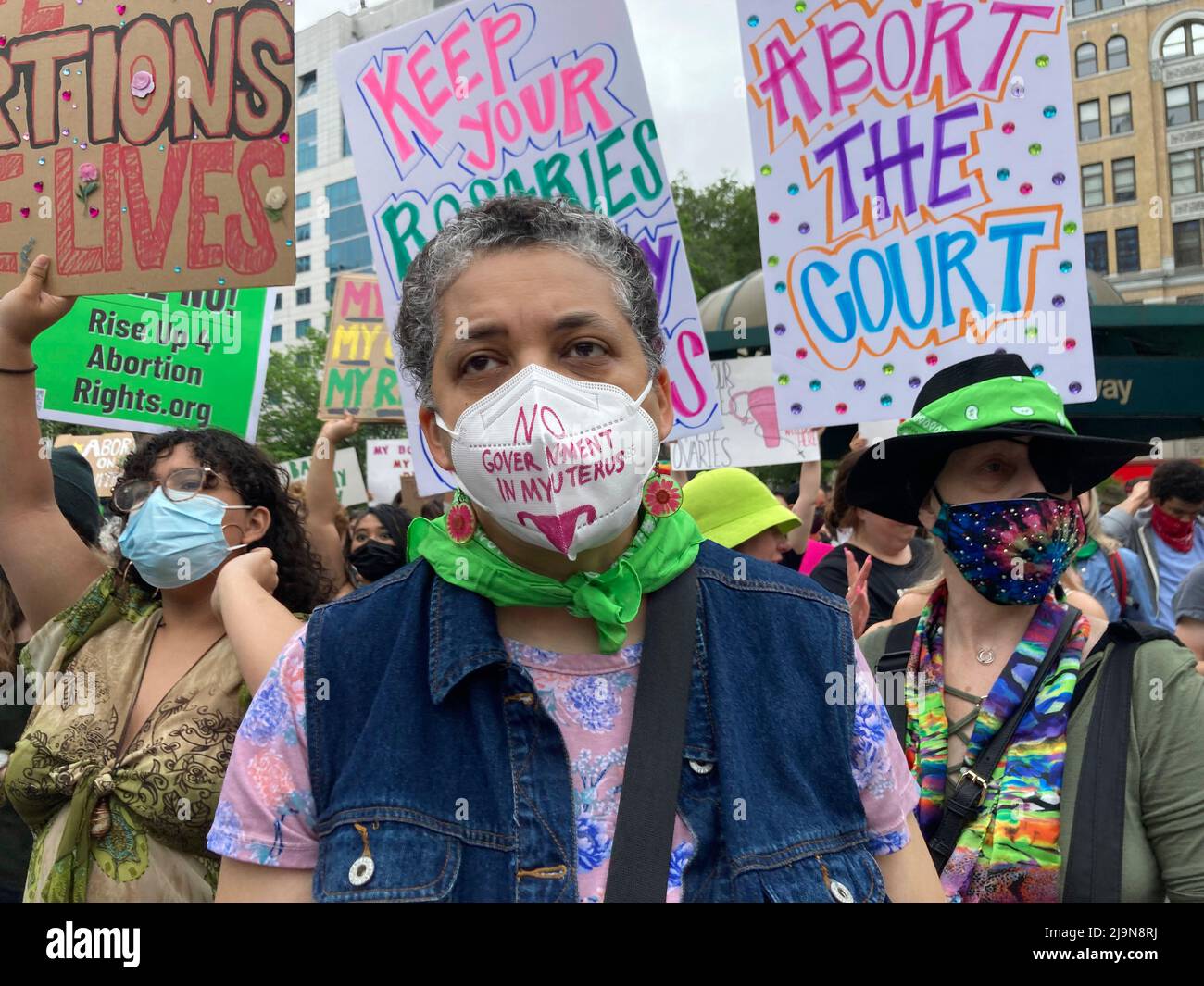 Am Samstag, den 14. Mai 2022, versammelten sich Hunderte für Abtreibungsrechte im Union Square Park in New York, bevor sie zum Foley Square marschierten und sich den Tausenden anschließen, die sich dort versammelten. Die Pro-Choice-Demonstranten versammelten sich in den USA gegen die erwartete Wende von Roe gegen Wade. (© Frances M. Roberts) Stockfoto