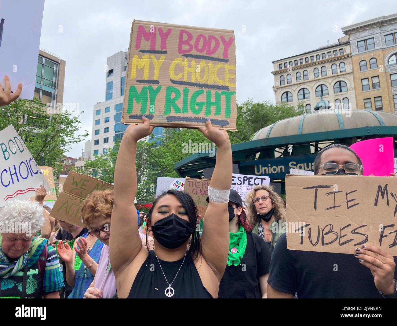 Am Samstag, den 14. Mai 2022, versammelten sich Hunderte für Abtreibungsrechte im Union Square Park in New York, bevor sie zum Foley Square marschierten und sich den Tausenden anschließen, die sich dort versammelten. Die Pro-Choice-Demonstranten versammelten sich in den USA gegen die erwartete Wende von Roe gegen Wade. (© Frances M. Roberts) Stockfoto