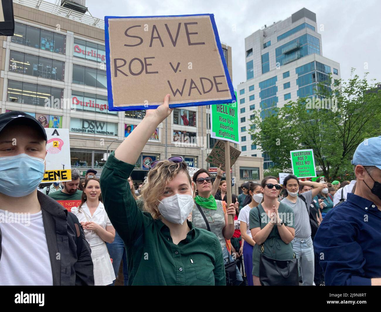 Am Samstag, den 14. Mai 2022, versammelten sich Hunderte für Abtreibungsrechte im Union Square Park in New York, bevor sie zum Foley Square marschierten und sich den Tausenden anschließen, die sich dort versammelten. Die Pro-Choice-Demonstranten versammelten sich in den USA gegen die erwartete Wende von Roe gegen Wade. (© Frances M. Roberts) Stockfoto