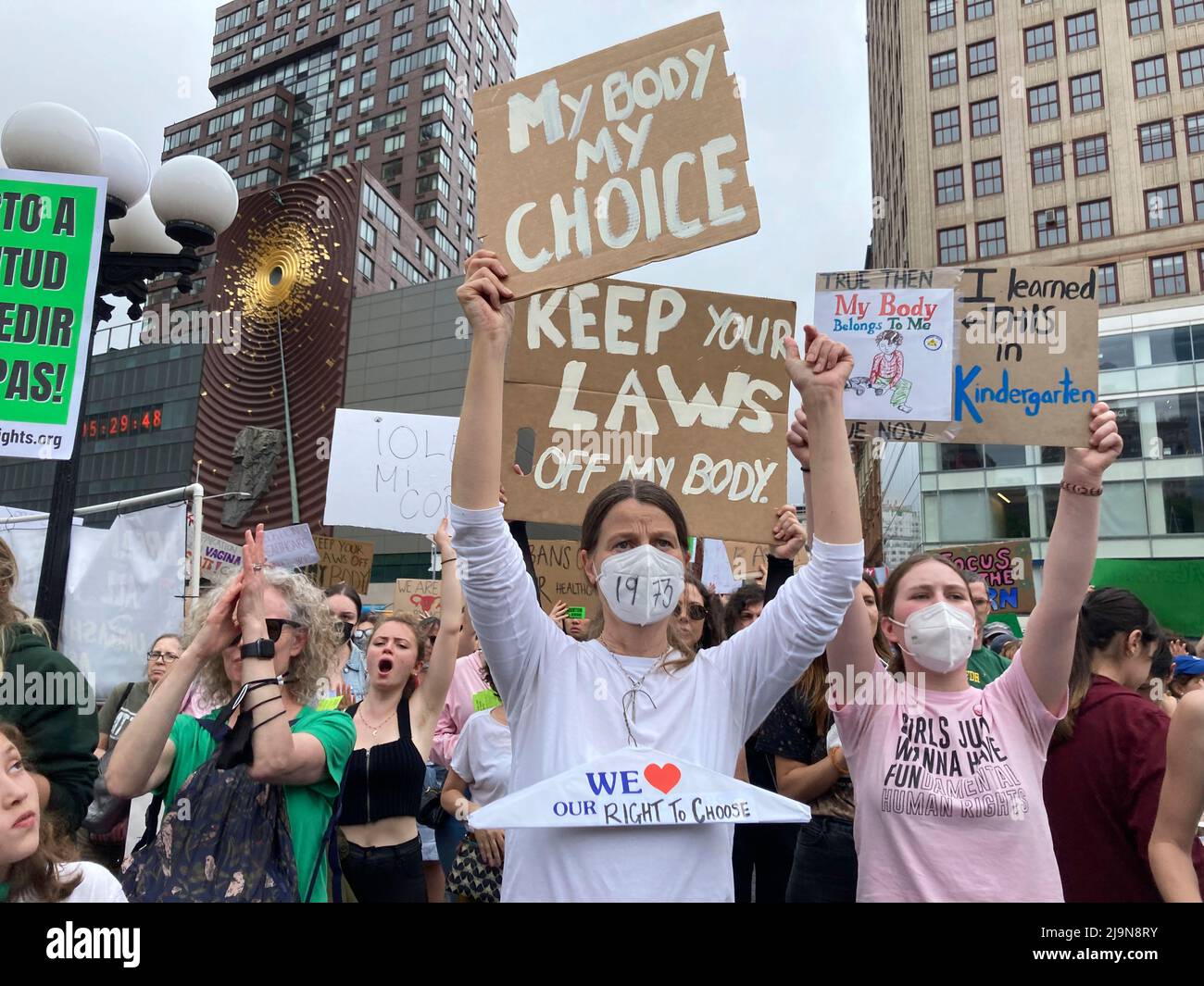 Am Samstag, den 14. Mai 2022, versammelten sich Hunderte für Abtreibungsrechte im Union Square Park in New York, bevor sie zum Foley Square marschierten und sich den Tausenden anschließen, die sich dort versammelten. Die Pro-Choice-Demonstranten versammelten sich in den USA gegen die erwartete Wende von Roe gegen Wade. (© Frances M. Roberts) Stockfoto