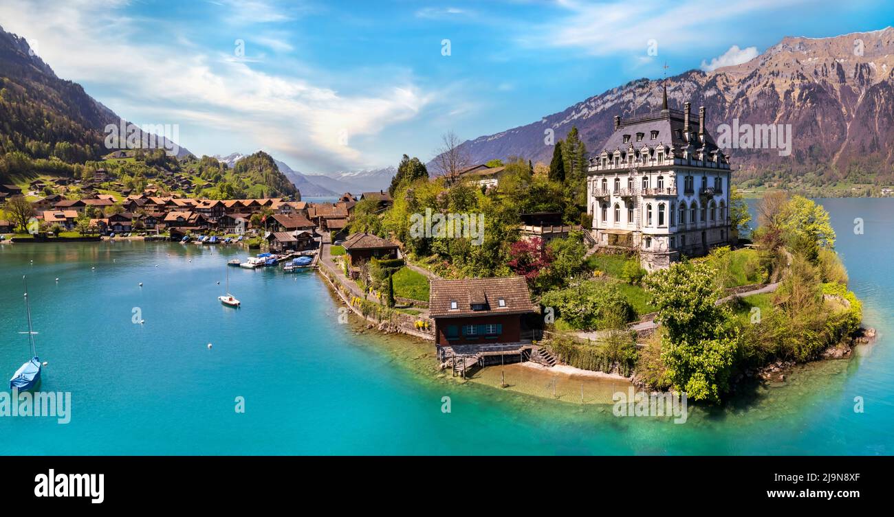 Atemberaubende idyllische Naturkulisse des Brienzersees mit türkisfarbenem Wasser. Schweiz, Kanton Bern. Iseltwald Dorf umgeben türkisfarbenes Wasser, aereal V Stockfoto