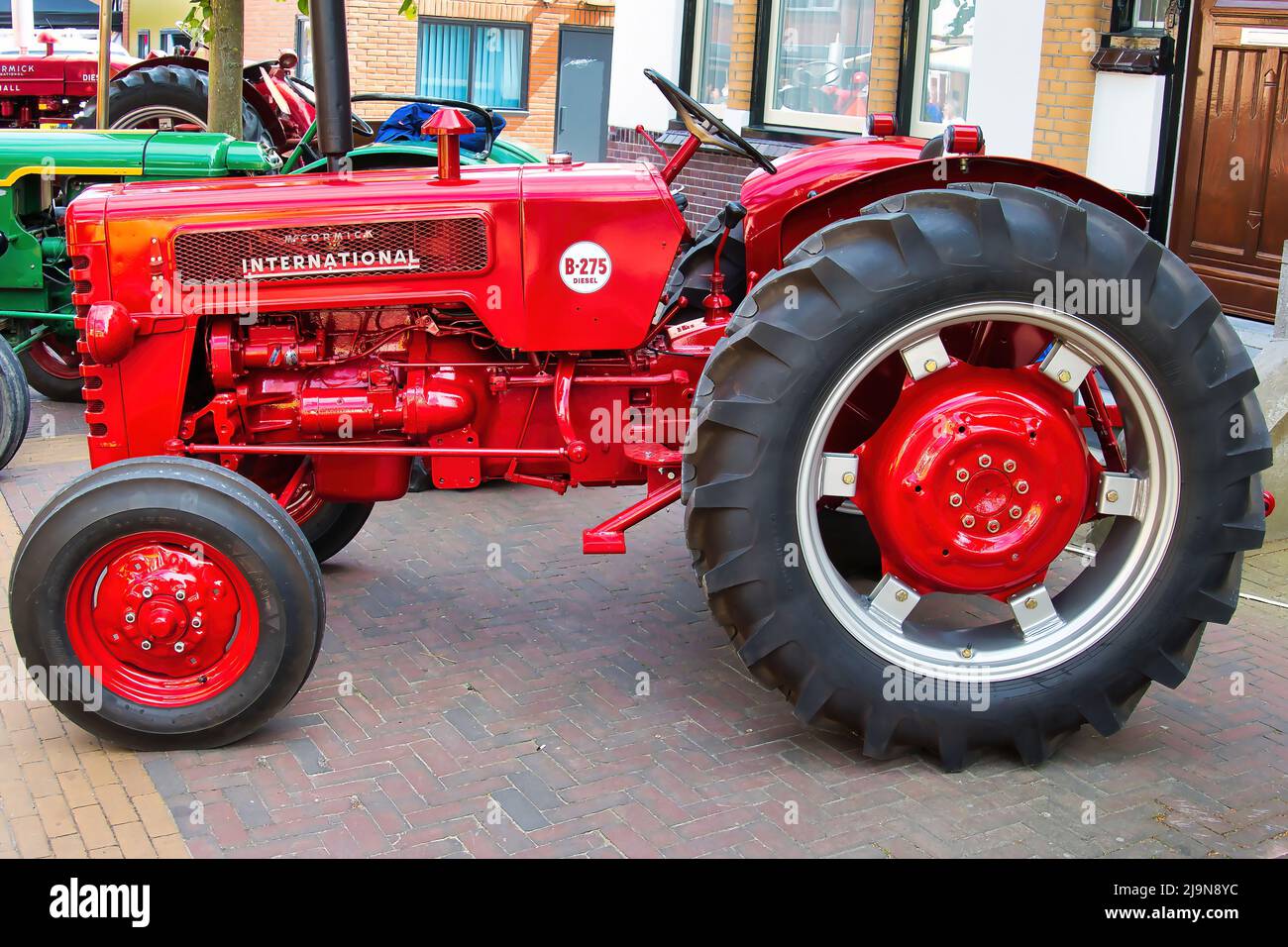 Vintage, wunderschön restaurierter roter McCormick International B275 Traktor auf einer Oldtimer-Show in Uithuizen, Groningen, Niederlande. Stockfoto