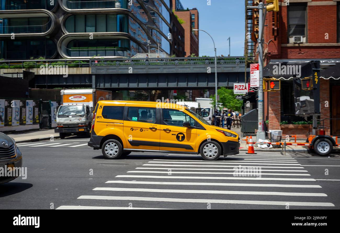 Taxistand-Medaillon auf einem Taxi in Chelsea in New York am Montag, den 23. Mai 2022t. Taxi-, Uber- und Lyft-Fahrer fordern die Taxi- und Limousinenkommission, um die Preise zu erhöhen. Die Taxipreise wurden im Jahr 2012 nicht angehoben. (© Richard B. Levine) Stockfoto