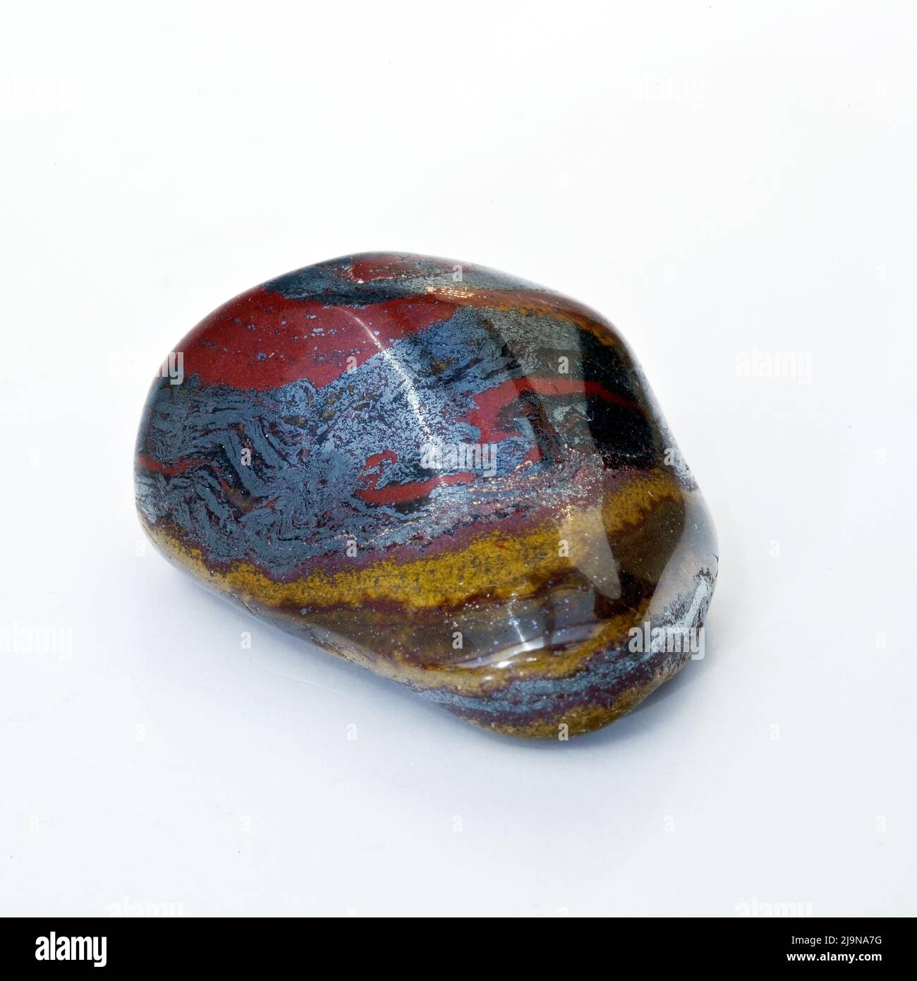 Makro-Nahaufnahme-Farbfoto eines polierten ' Tiger Iron ', einem Halbedelkristall-Edelstein, der in der Kristallheilung verwendet wird Stockfoto