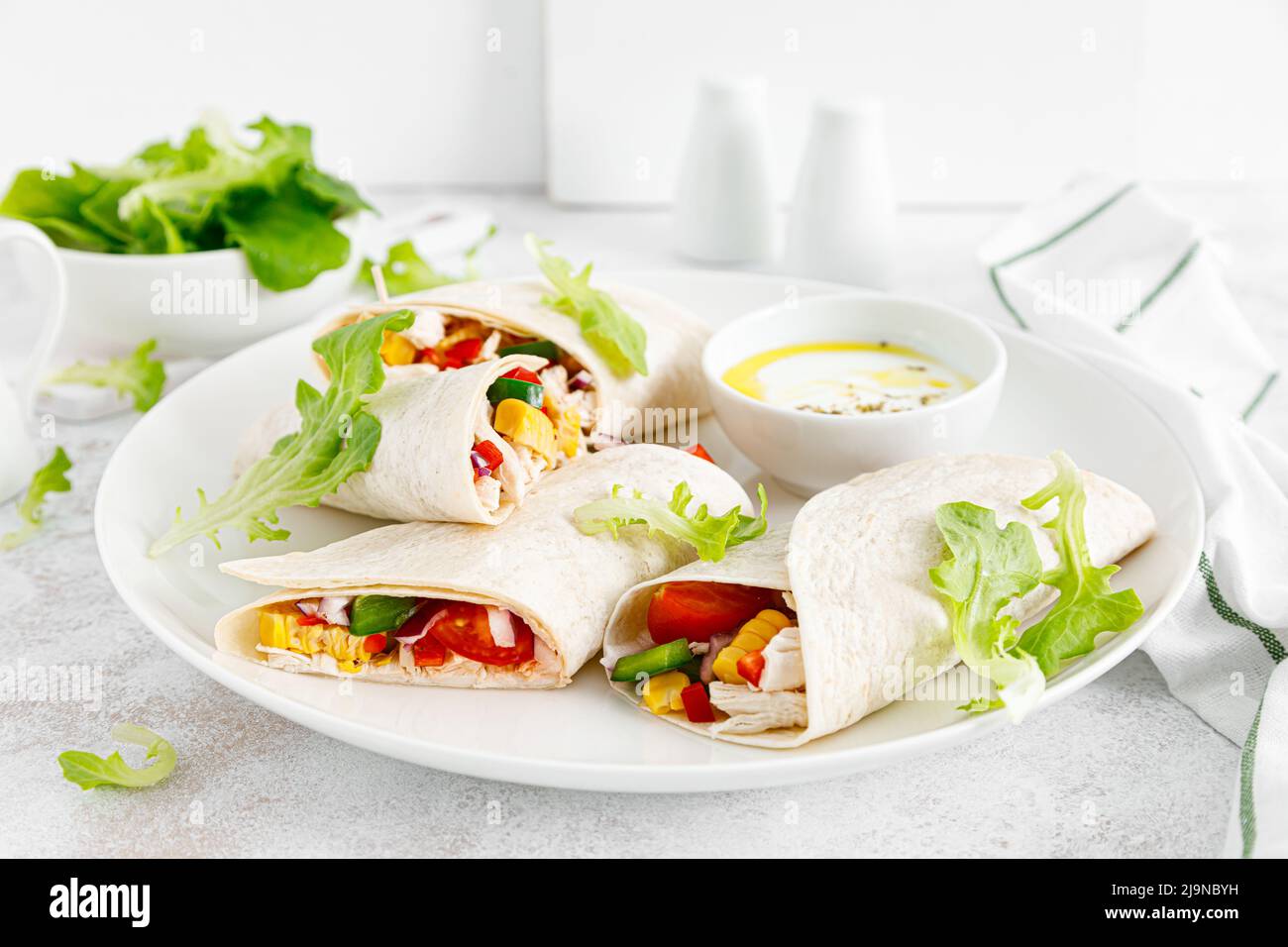 Griechisches Huhn wickelt Souvlaki mit Gemüse und Zatziki-Sause Stockfoto
