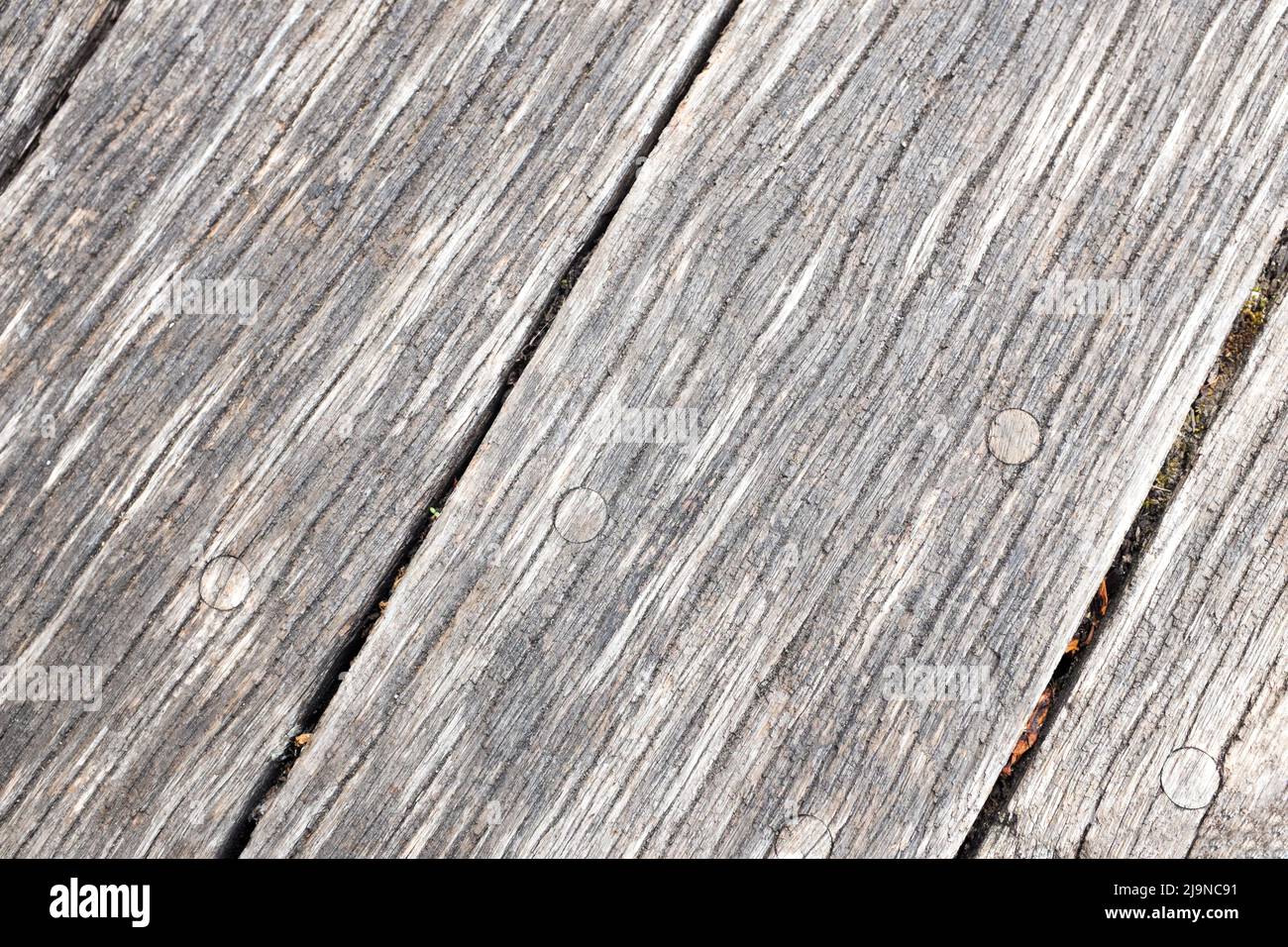 Holzmaserung auf verwitterten diagonalen Holzplanken Stockfoto